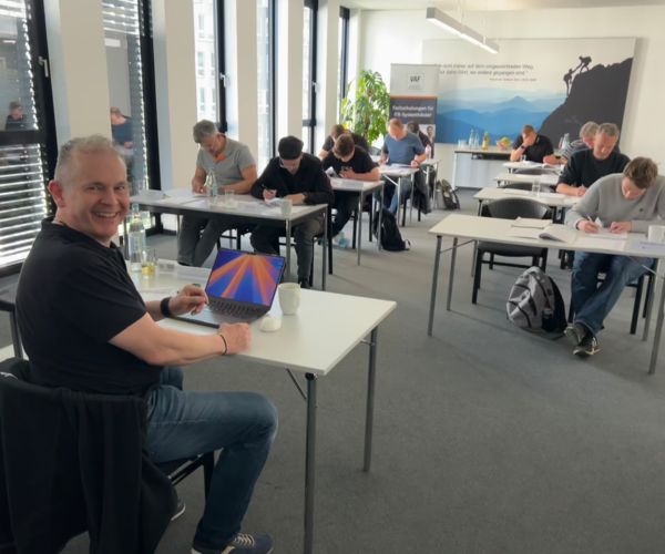 Oliver Müller bei der Prüfung zur Zertifizierung der "Fachkraft für Rufanlagen" am 29.04.2025